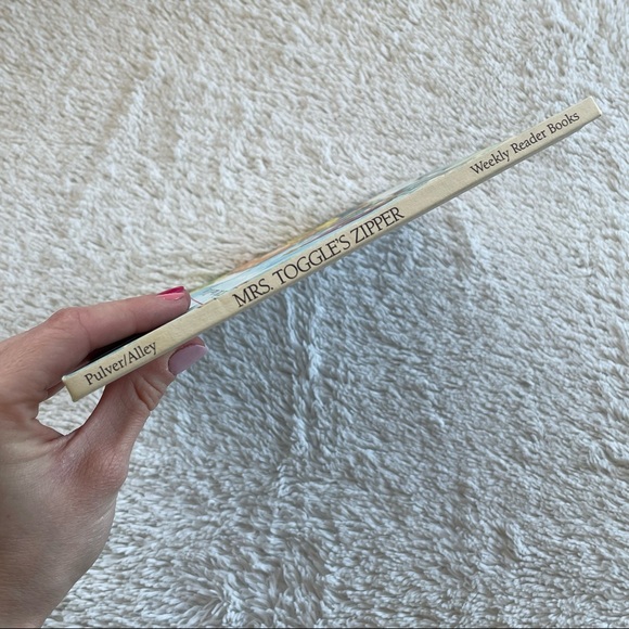 Mrs. Toggles Zipper by Robin Pulver 1990 1st Edition Hardcover R.W. Alley Vtg - Picture 7 of 9